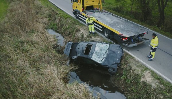 Krajobraz po zderzeniu czterech aut i rozbite Volvo w rowie