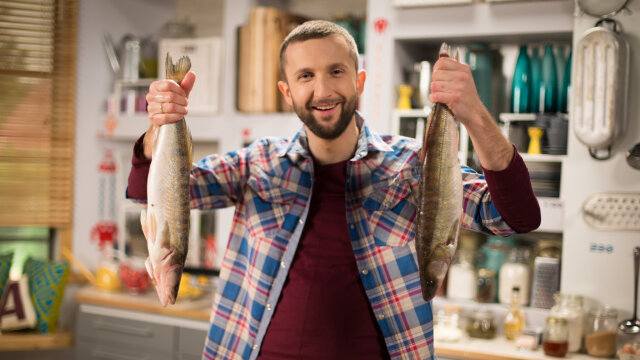 Piotr Kucharski przygotowuje rybę do pieczenia