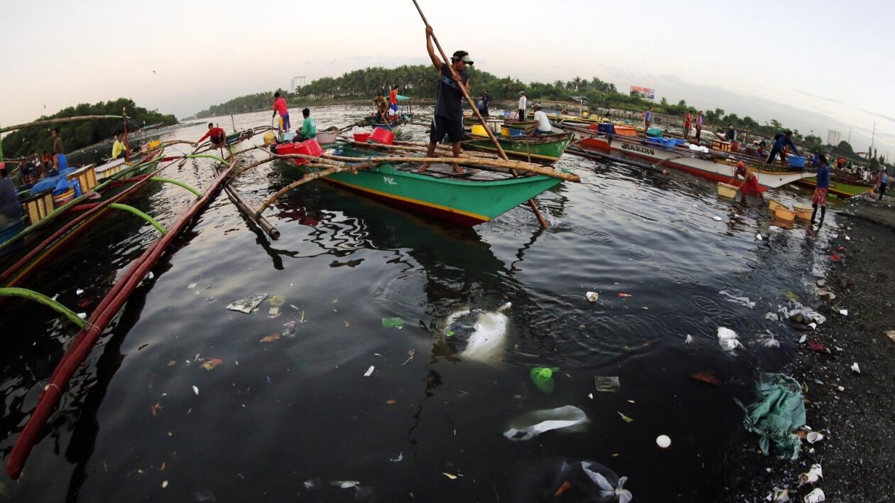 Forum w Davos: w 2050 roku w oceanach będzie więcej plastiku niż ryb